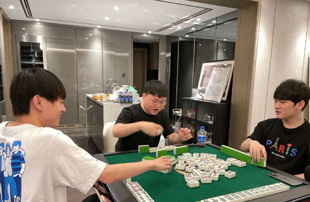 破不合传闻！RNG旧将齐聚Uzi家搓麻将，阿水收割了！